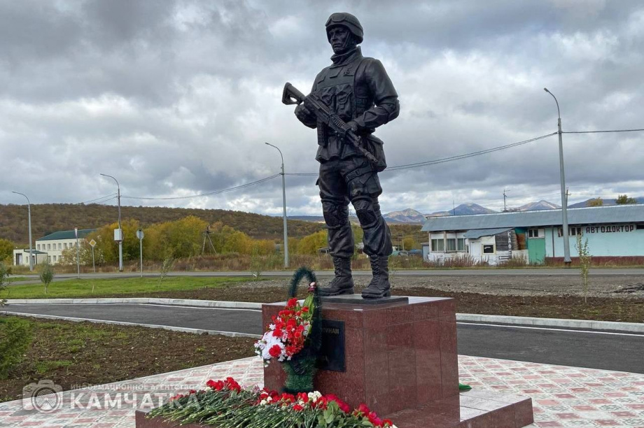 Памятник участникам СВО торжественно открыли в камчатском посёлке Сокоч. Фото: ИА "Камчатка". Фотография 2