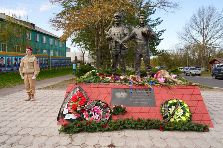 В поселке Ключи открыли памятник героям СВО. Фото: Заксобрание Камчатского края. Фотография 1