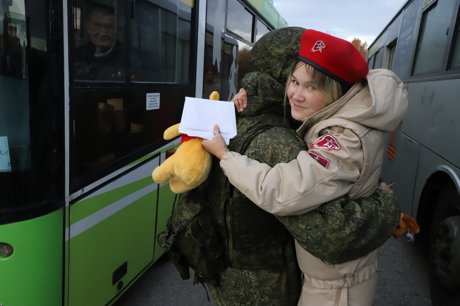 Мобилизованных жителей Камчатки торжественно проводили к месту несения службы. Фото: Виктор Гуменюк. Фотография 43