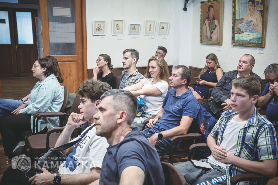 Российский мотопутешественник представил на Камчатке премьеру своего фильма о Командорах. Фото: «Камчатка Сегодня» \ Игорь Сафончик+. Фотография 29