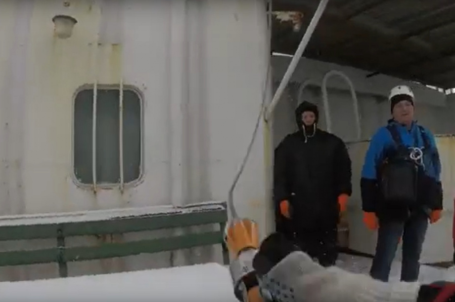 Моряка с сердечным приступом спасли на Камчатке. Скрин видео от С. Лебедева. Фотография 7