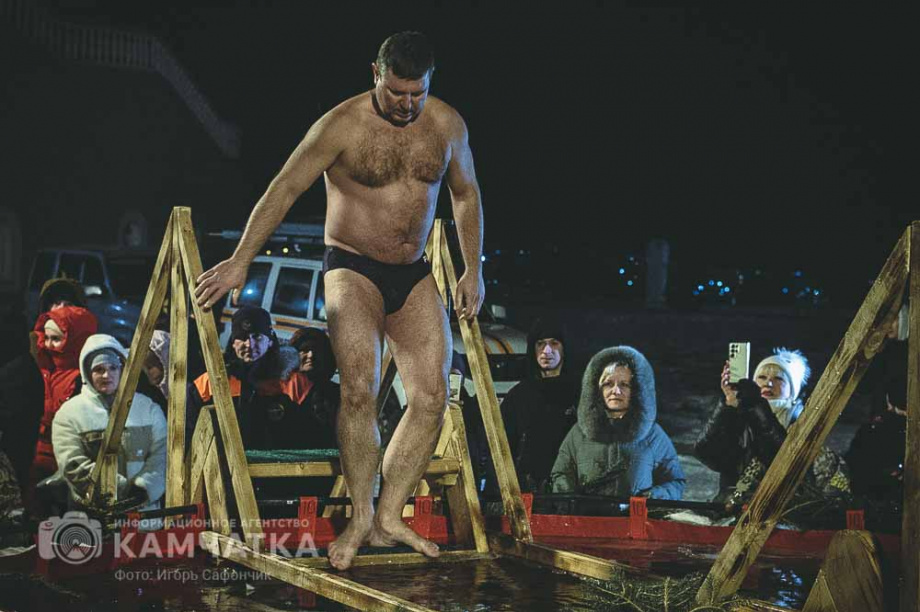 Крещенские купания в Петропавловске-Камчатском: испытание ледяной купелью. Фото: ИА «Камчатка». Фотография 6