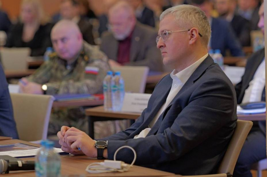 Владимир Солодов представил Юрию Трутневу инициативы Камчатки для поддержки участников СВО. Фото: kamgov.ru