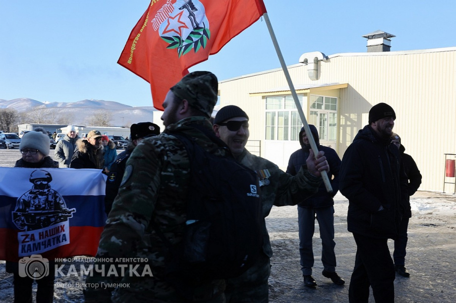 Это радость со слезами на глазах — самолёт с мобилизованными бойцами СВО прилетел на Камчатку. Фото: Виктор Гуменюк . Фотография 30