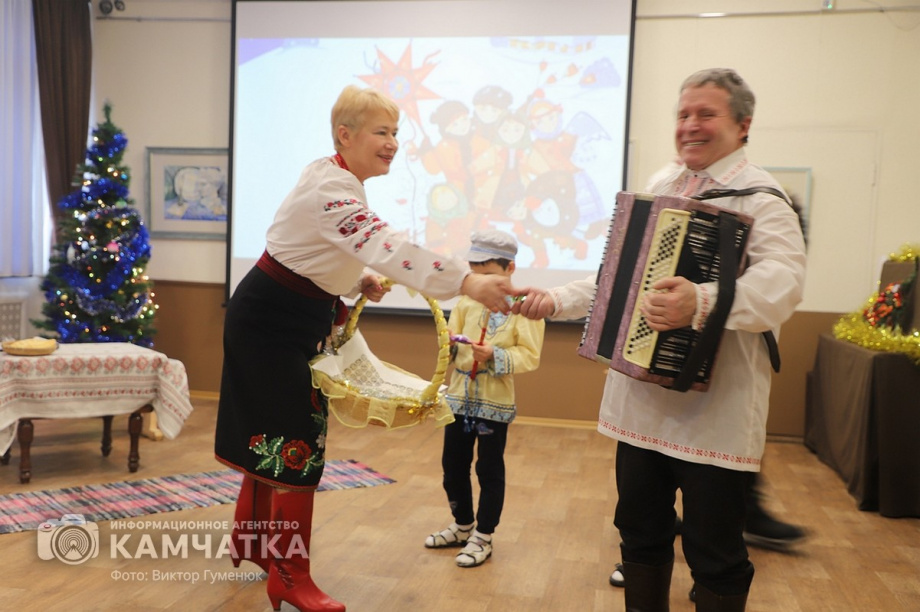 Святочные традиции вспоминали в краевой библиотеке Камчатки. Фото: Виктор Гуменюк. Фотография 39