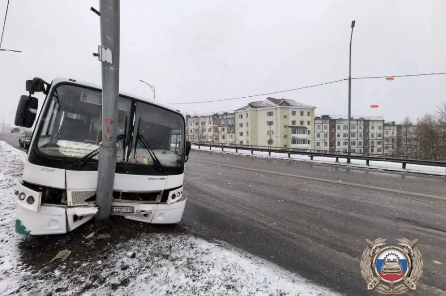 На проспекте Циолковского автобус ПАЗ врезался в световую опору. Фото: Госавтоинспекция