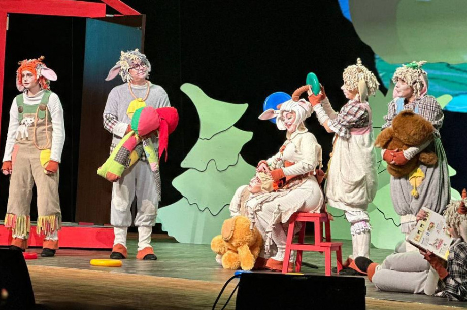 В Вилючинске семьи военнослужащих, участвующих в СВО, побывали на мюзикле «Волк и семеро козлят». Фото: фонд Защитники Отечества (Камчатка). Фотография 3