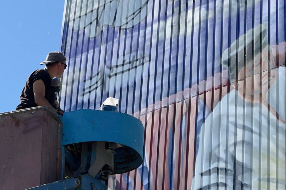 Мурал о подвиге Петропавловского гарнизона украсил столицу Камчатки. Фото: Олеся Сурина, pkgo.ru. Фотография 5