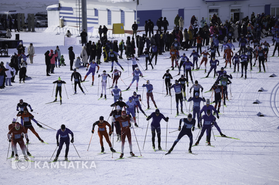 Лыжня России 2026 на Камчатке: полторы тысячи участников объединились на старте. Фото: «Камчатка Сегодня» \ Игорь Сафончик. Фотография 7