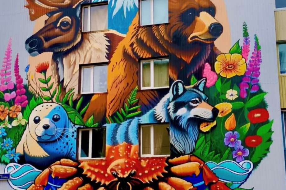 Жилые дома в Петропавловске-Камчатском украсили еще три яркие картины. Фото: Администрация ПКГО. Фотография 1