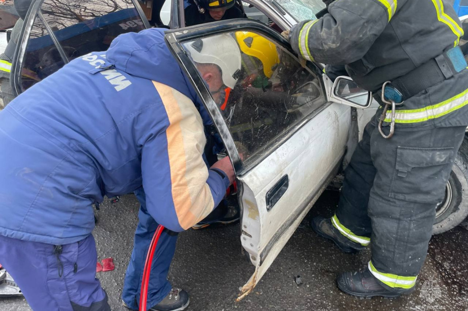 Два человека пострадали при столкновении автомобиля и  автобуса  на Камчатке. МЧС. Фотография 3
