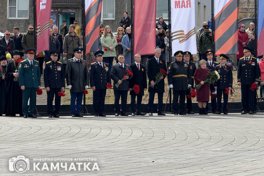 Камчатка почтила память героев Великой Отечественной возложением цветов. Фото: ИА "Камчатка". Фотография 16