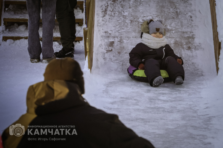 В Петропавловске-Камчатском продолжаются новогодние развлечения (фоторепортаж). Фото: «Камчатка Сегодня» \ Игорь Сафончик. Фотография 20