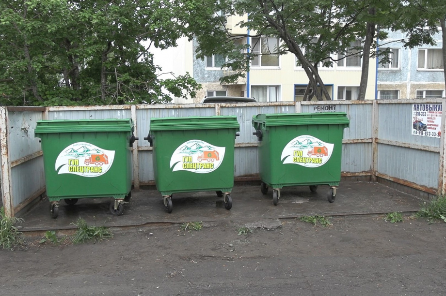 Первые в этом году евробаки для сбора мусора установили в Петропавловске. Фото: архив пресс-службы правительства Камчатского края