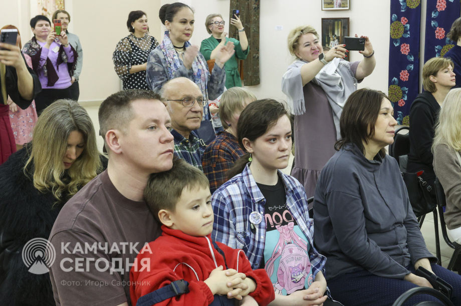 В Камчатском художественном музее открылась выставка о Японии. Фото: «Камчатка Сегодня»/Игорь Сафончик. Фотография 30