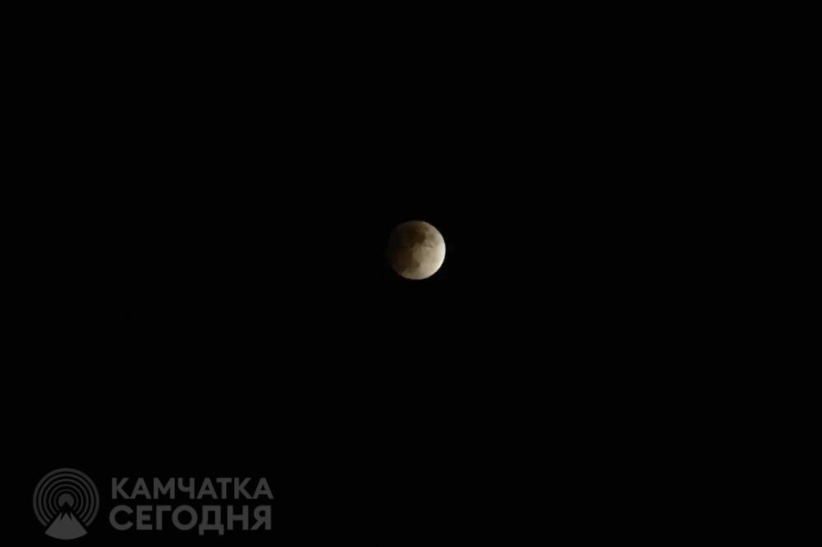 Жители Камчатки увидели затмение Луны. ИА Камчатка. Фотография 4