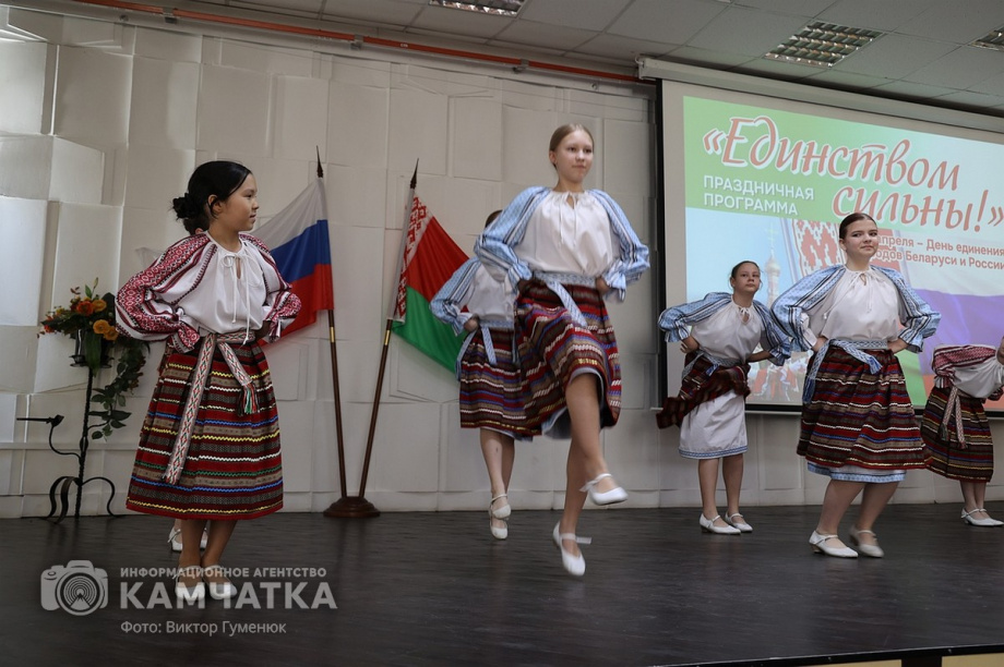 Праздничная программа «Единством сильны!» (фоторепортаж из библиотеки им. С.П. Крашенинникова). Фото: ИА «Камчатка» \ Виктор Гуменюк. Фотография 10