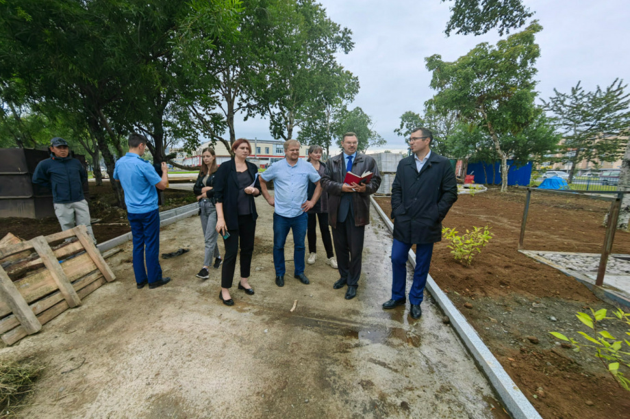 Строительство сквера на Войцешека в Петропавловске проинспектировала комиссия. Фото: Евгения Медведева. Фотография 1