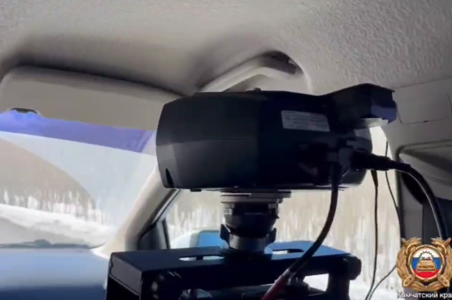 За камчатскими водителями наблюдает «умный» комплекс фото- и видеофиксации. Скрин с видео Госавтоинспекции. Фотография 1