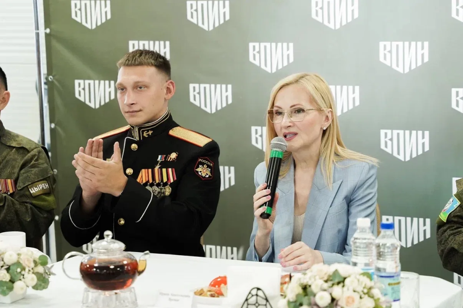 «Служить России — самое большое призвание»: Ирина Яровая встретилась с ветеранами СВО в Центре «ВОИН». . Фотография 1