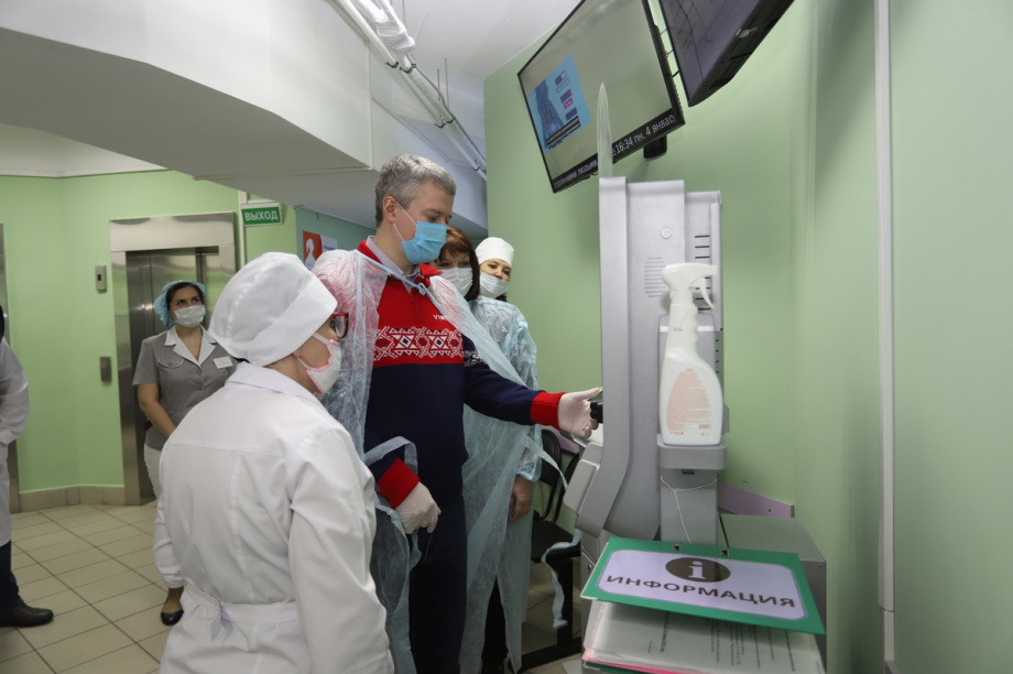 Владимир Солодов проверил работу камчатских поликлиник в период каникул. Фото: kamgov.ru. Фотография 2