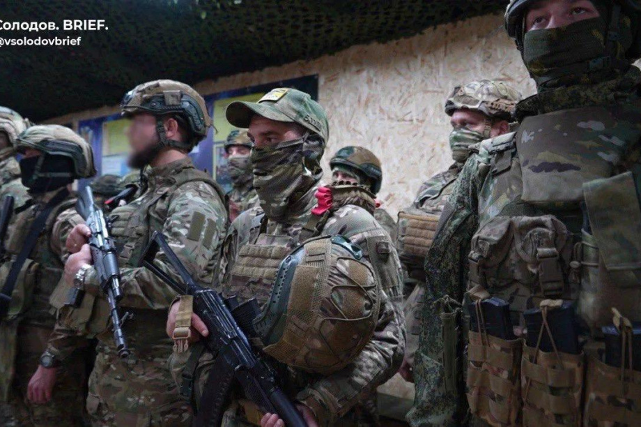 Губернатор Владимир Солодов поздравил 40-ю бригаду морской пехоты с годовщиной. . Фотография 2