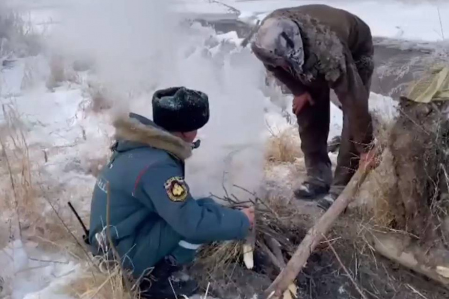 Утром 16 ноября у реки в селе Коряки спасли замерзающего мужчину. фото: скриншот с видео
