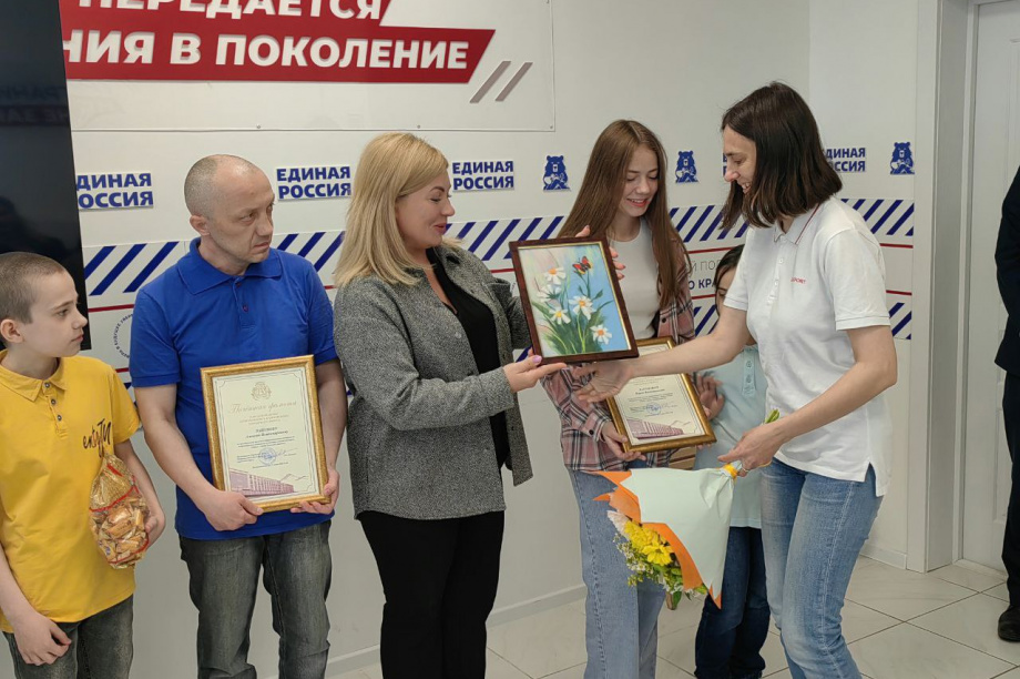 Многодетную семью Лапуновых наградили на Камчатке. фото: Городская Дума ПКГО. Фотография 3