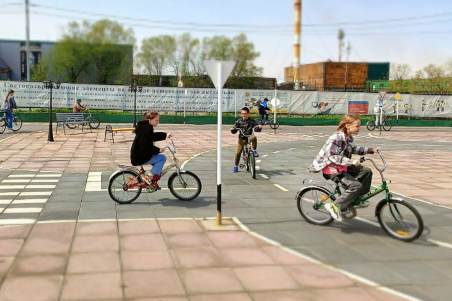 Воспитанники пришкольных лагерей изучают ПДД в «Автогородке» в Петропавловске-Камчатском,. Фото: Управление образования ПКГО. Фотография 5