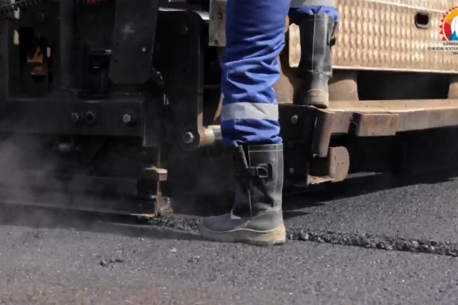  В Елизове до вечера перекрыли участок улицы Ленина для ремонта асфальта. . Фотография 4