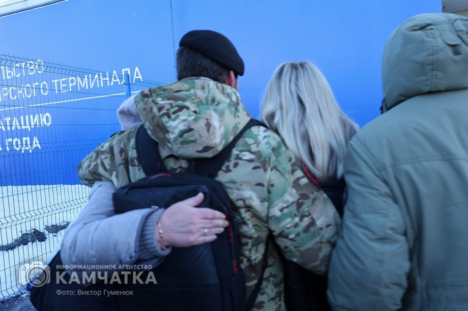 Это радость со слезами на глазах — самолёт с мобилизованными бойцами СВО прилетел на Камчатку. Фото: Виктор Гуменюк . Фотография 68