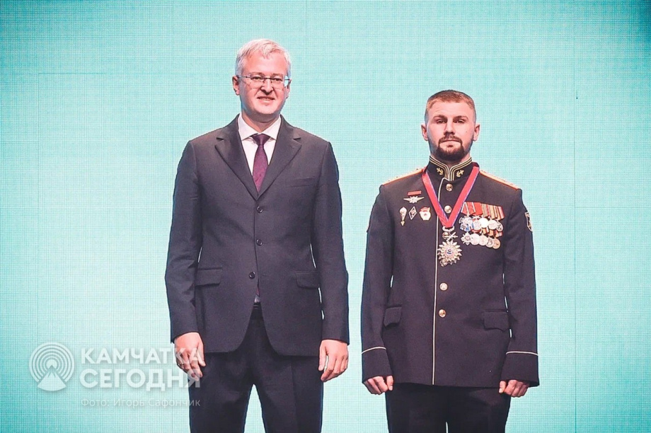Владимир Солодов вручил награды героям, чемпионам и многодетным семьям Камчатки. . Фотография 6