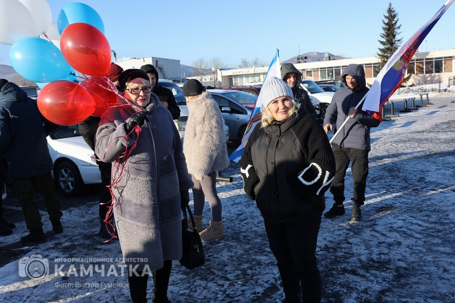Это радость со слезами на глазах — самолёт с мобилизованными бойцами СВО прилетел на Камчатку. Фото: Виктор Гуменюк . Фотография 11