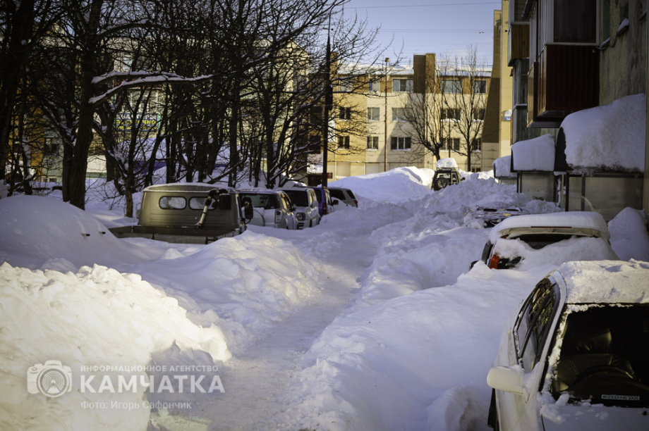 Коммунальные службы Камчатки продолжают бороться со снежными завалами (фоторепортаж). . Фотография 24
