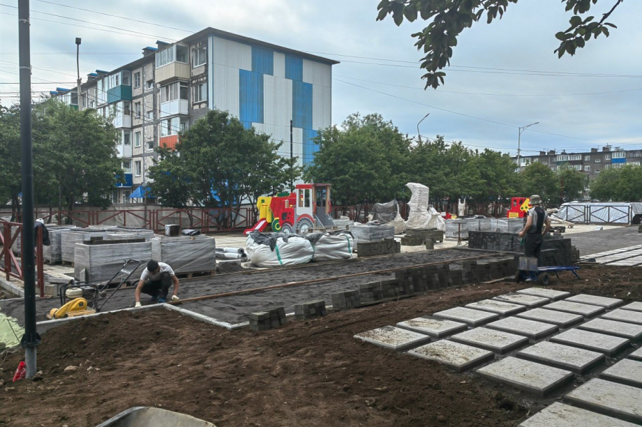 Детскую площадку обустраивают в сквере Строителей в Петропавловске. Фото: kamgov.ru. Фотография 7
