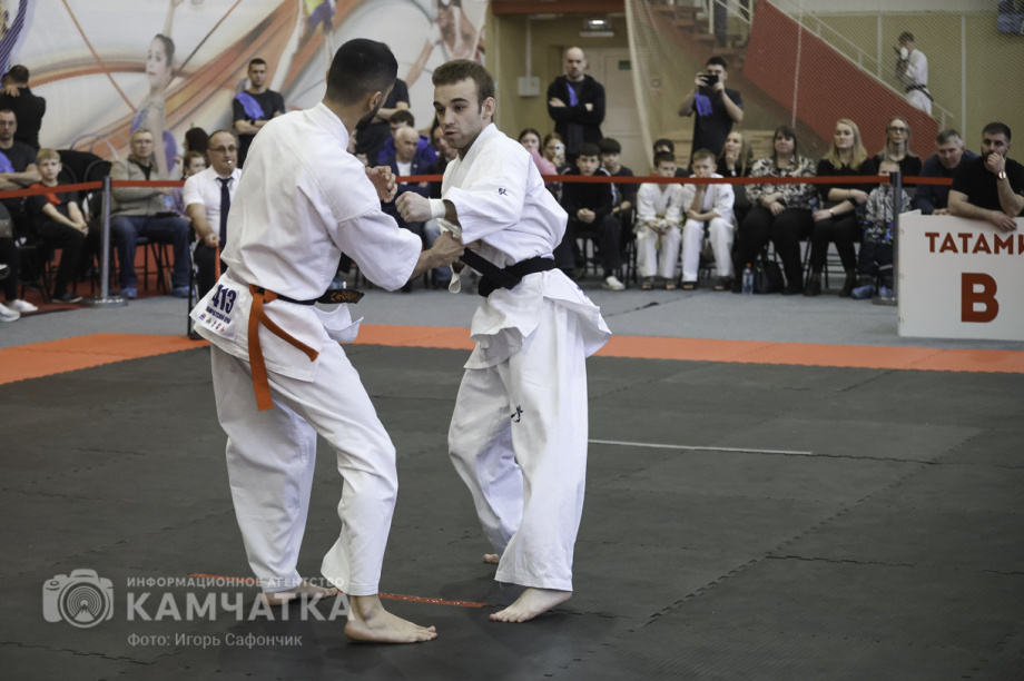 На Камчатке состоялся Чемпионат и первенство ДФО по каратэ-киокусинкай (фоторепортаж). Фото: «Камчатка Сегодня» \ Игорь Сафончик. Фотография 58