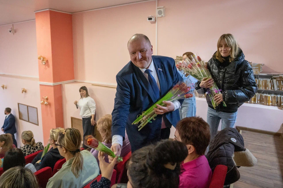 Камчатские депутаты подарили праздник сотрудницам детской поликлиники. Фото: Законодательное собрание Камчатского края