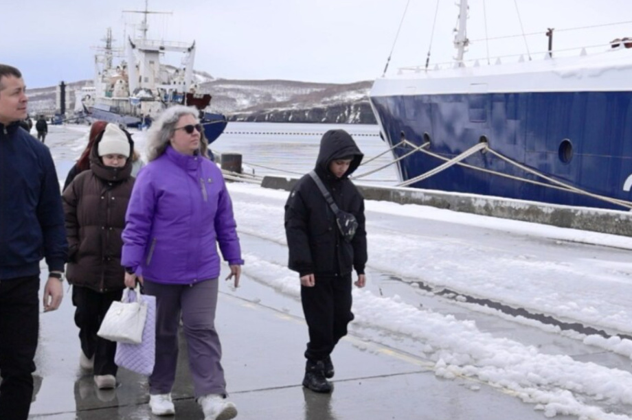 Дети героев СВО знакомятся с жизнью морских пограничников на Камчатке. Фото: kamgov.ru. Фотография 1