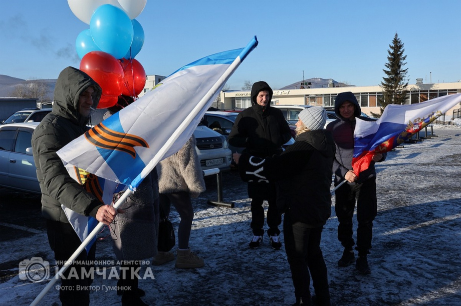 Это радость со слезами на глазах — самолёт с мобилизованными бойцами СВО прилетел на Камчатку. Фото: Виктор Гуменюк . Фотография 9
