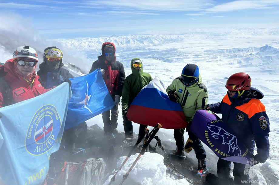 Спасатели МЧС водрузили флаг на вершине Ключевской Сопки на Камчатке. Фото: ГУ МЧС России по Камчатскому краю. Фотография 17