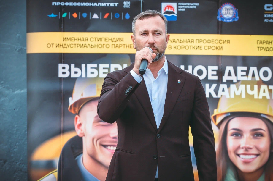 В Камчатском политехническом техникуме прошла линейка в честь Дня знаний. Фото: «Камчатка Сегодня» \ Игорь Сафончик. Фотография 6