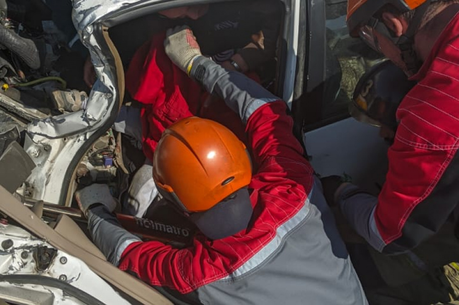 Камчатские спасатели деблокировали ребёнка из покорёженного автомобиля. . Фотография 1