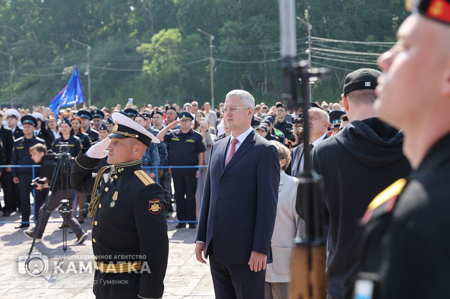 Триколор на главной площади Петропавловска-Камчатского - главный герой и триумфатор  . Фото: ИА «Камчатка» \ Виктор Гуменюк. Фотография 22