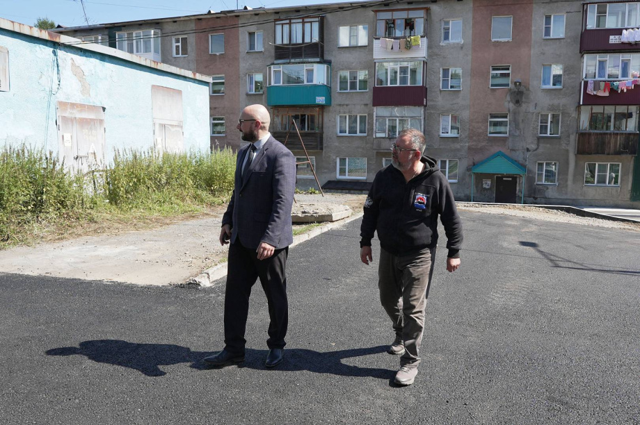 Сергей Лозовский проинспектировал работы по благоустройству придомовых территорий в Елизово. zskk.ru. Фотография 6