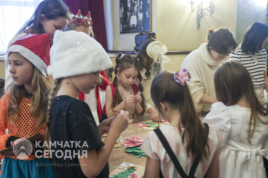 Пятьсот детей побывали на Губернаторской ёлке на Камчатке. Фото: ИА «Камчатка»/Игорь Сафончик. Фотография 20