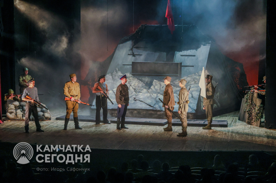 Спектакль «Баллада о Курильском десанте» стал финальный аккордом в череде памятных мероприятий к 80-летию Победы (фоторепортаж). . Фотография 27