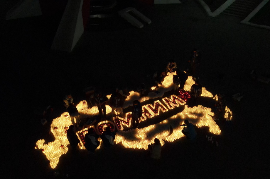 На Камчатке из семи с половиной тысяч свечей выложили «Огненную картину войны». Фото: kamgov.ru. Фотография 6
