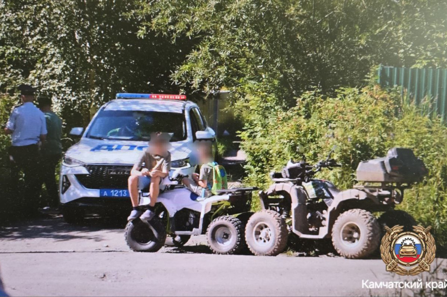 На Камчатке малолетки по очереди управляли квадроциклом. Фото: Госавтоинспекция Камчатского края. Фотография 1