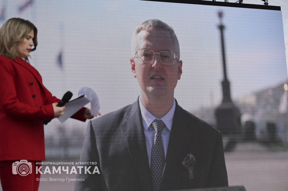 День России отметили на Камчатке многонационально, с митингом, концертом и детскими забавами. . Фотография 25