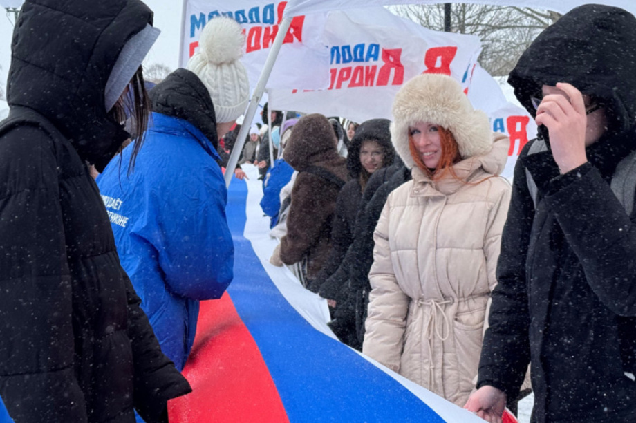 На Камчатке развернули самый большой флаг России в честь Дня защитника Отечества. Фото: kamgov.ru. Фотография 3